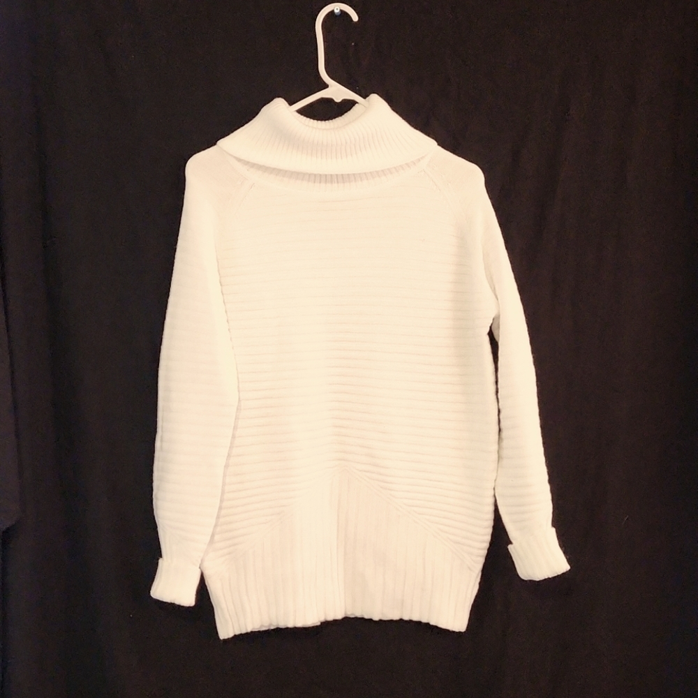 Metric Knits Turtle neck white sweater
